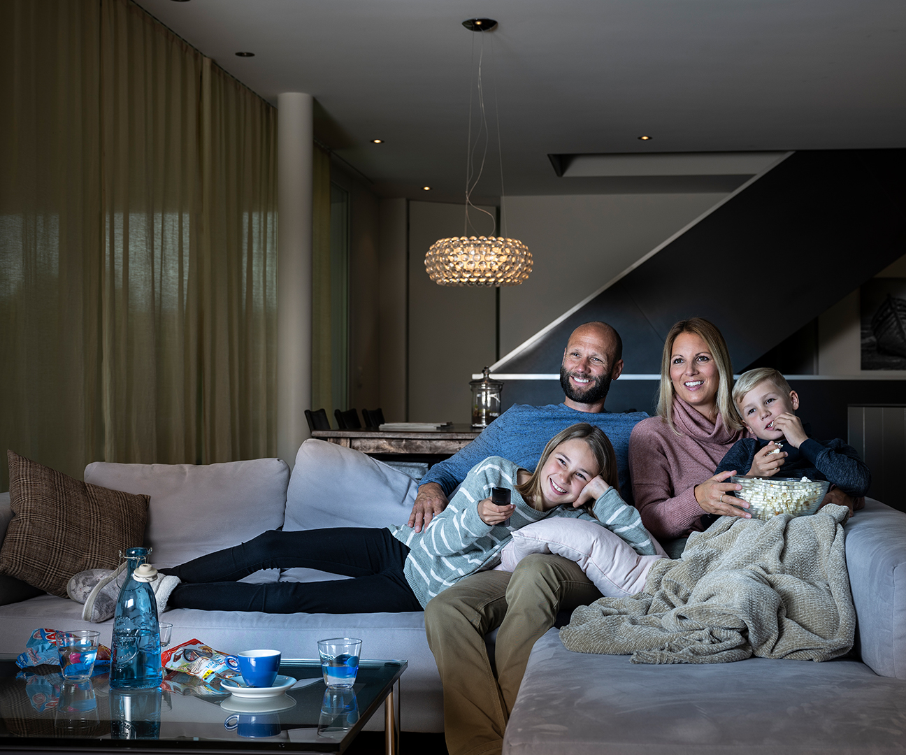 Familie beim gemeinsamen Fernsehen